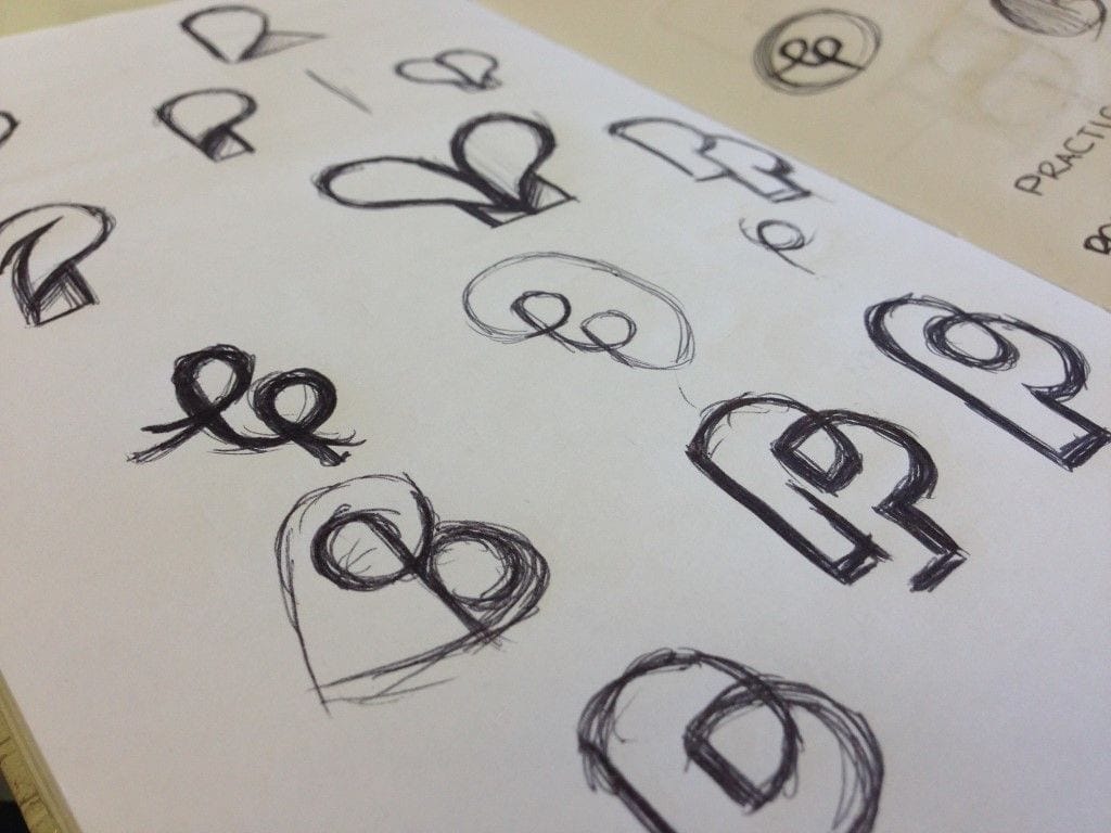 Recherches de logotypes crayonnées sur papier, atelier de création LIJE Creative