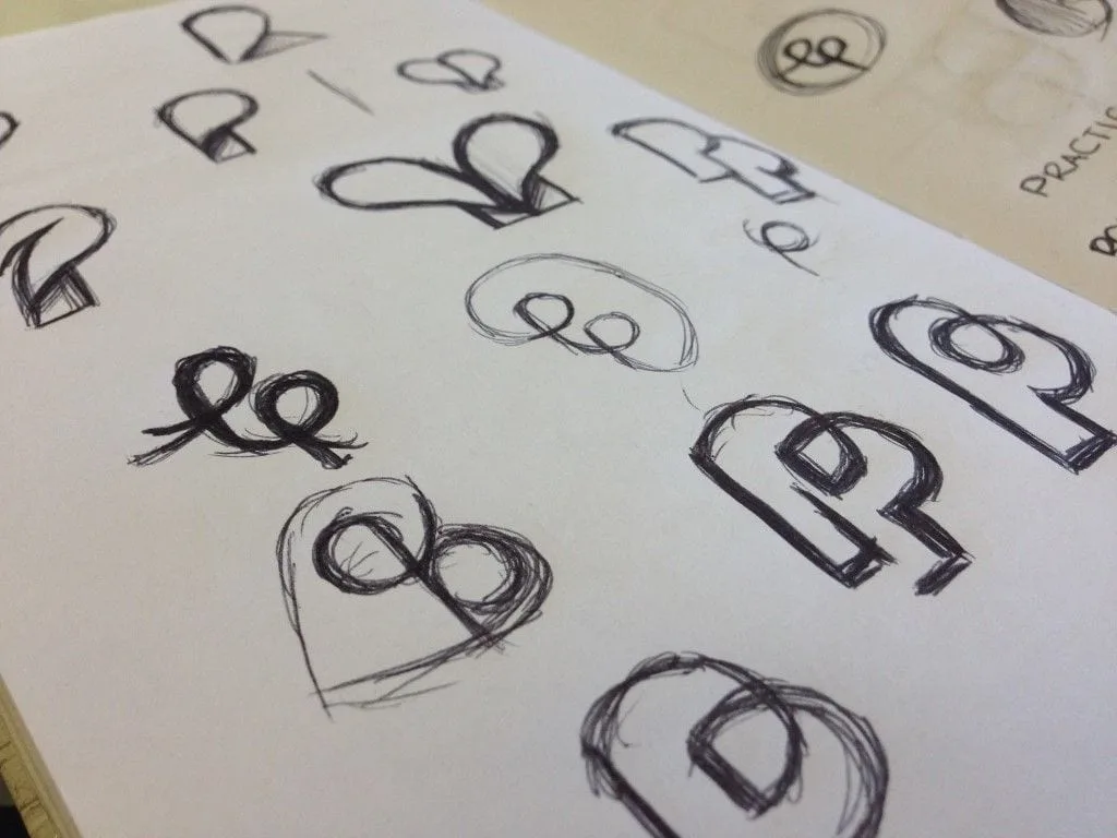 Recherches de logotypes crayonnées sur papier, atelier de création LIJE Creative