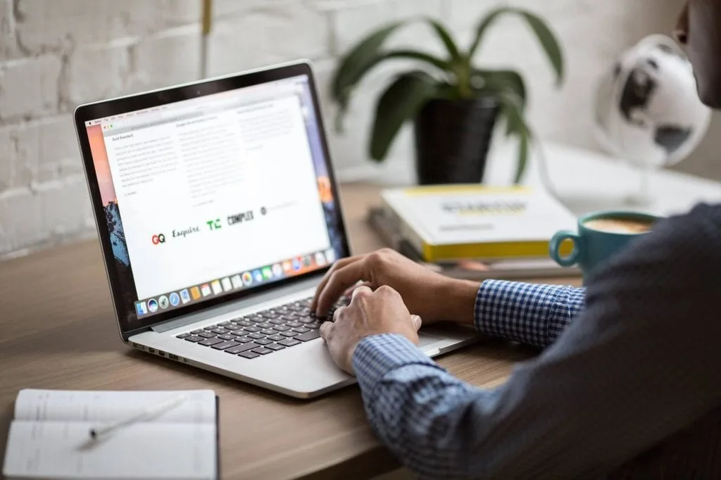 Ordinateur portable utilisé pour le développement web